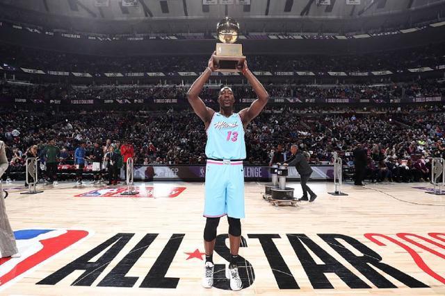 日媒：中国男性媒体人偷拍日本电视台采访被警告